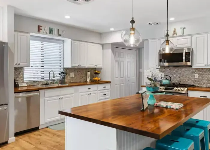 Spacious + Pool, Putting & Dream Backyard Holiday home *