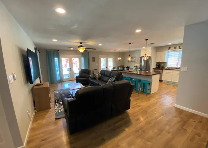 Spacious + Pool, Putting & Dream Backyard *