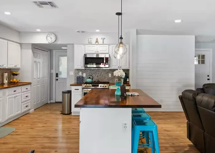 Spacious + Pool, Putting & Dream Backyard Holiday home *