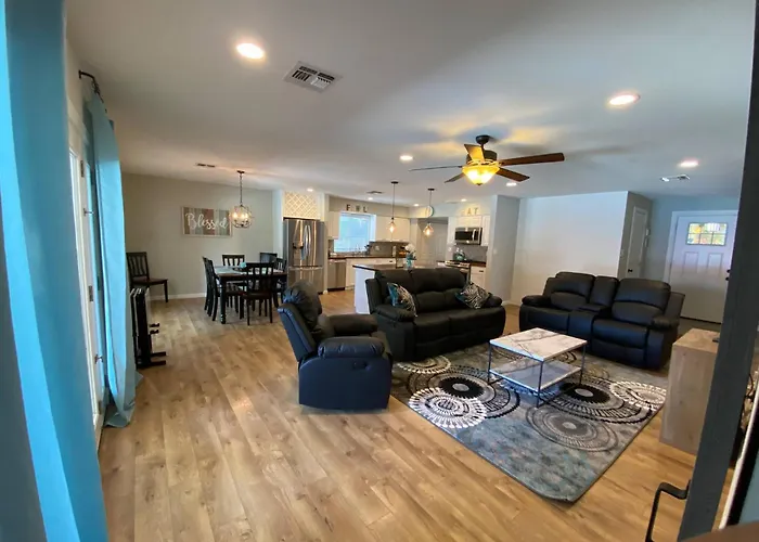 Holiday home Spacious + Pool, Putting & Dream Backyard *