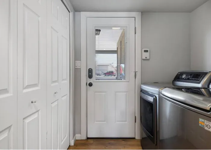 Spacious + Pool, Putting & Dream Backyard Holiday home *