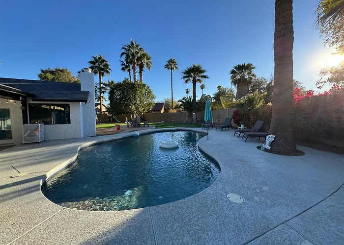 Holiday home Spacious + Pool, Putting & Dream Backyard