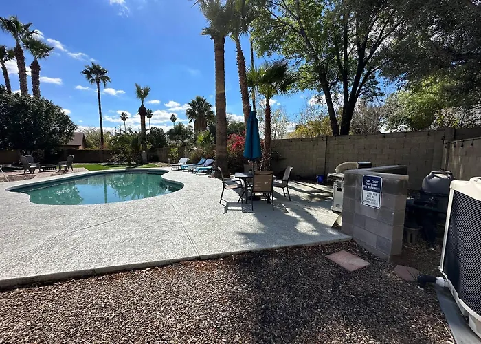 Holiday home Spacious + Pool, Putting & Dream Backyard