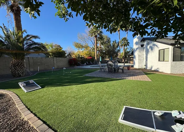 Spacious + Pool, Putting & Dream Backyard Holiday home *