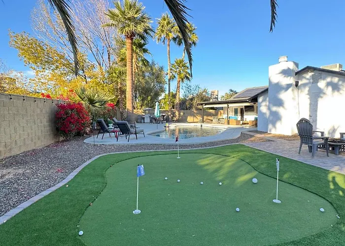 Spacious + Pool, Putting & Dream Backyard *